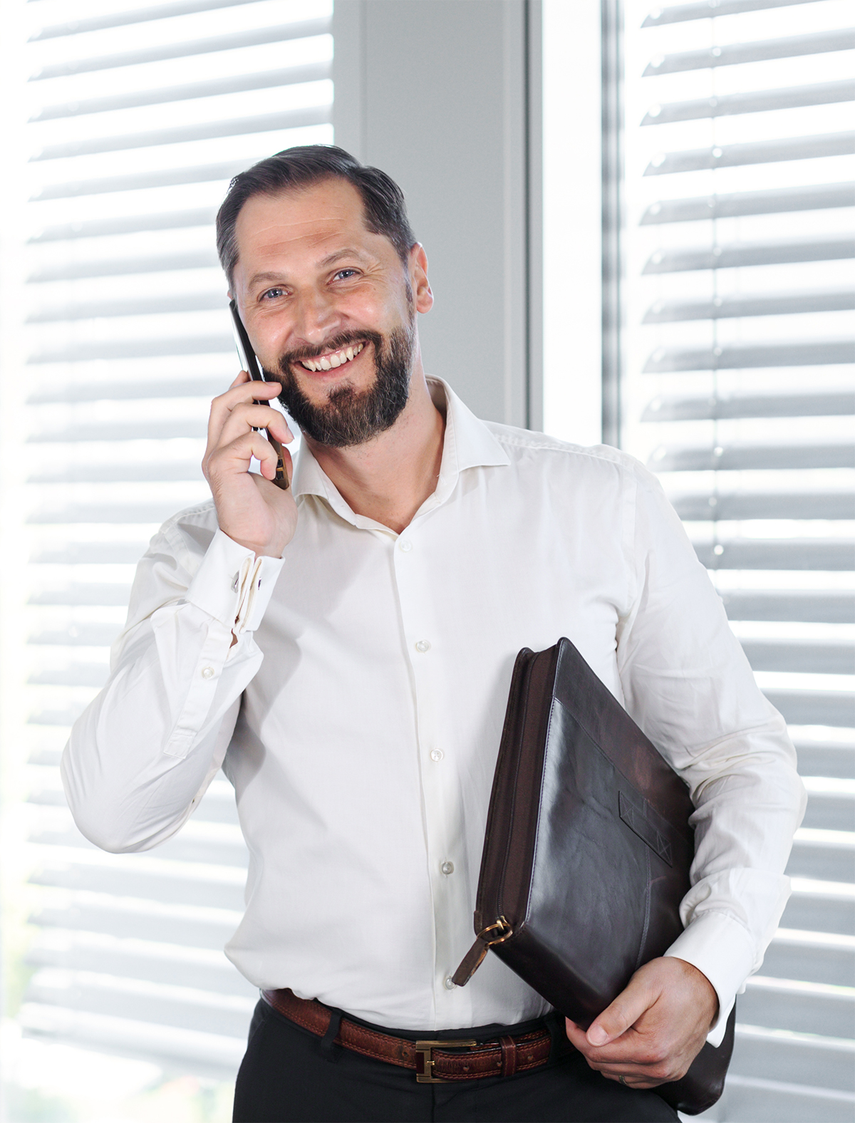 Oliver Ujhazi, Geschäftsführer von Neuhauser Immobilien, telefoniert