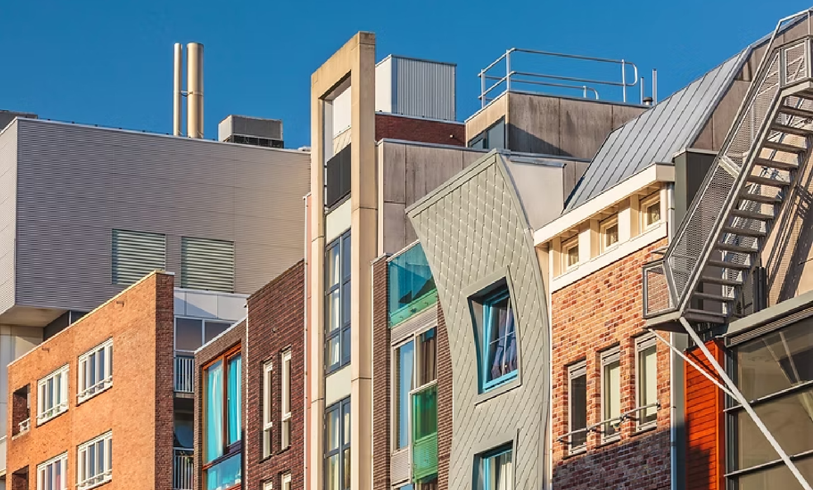 Moderne Häuserfassade mehrerer Wohnhäuser in einer Straße