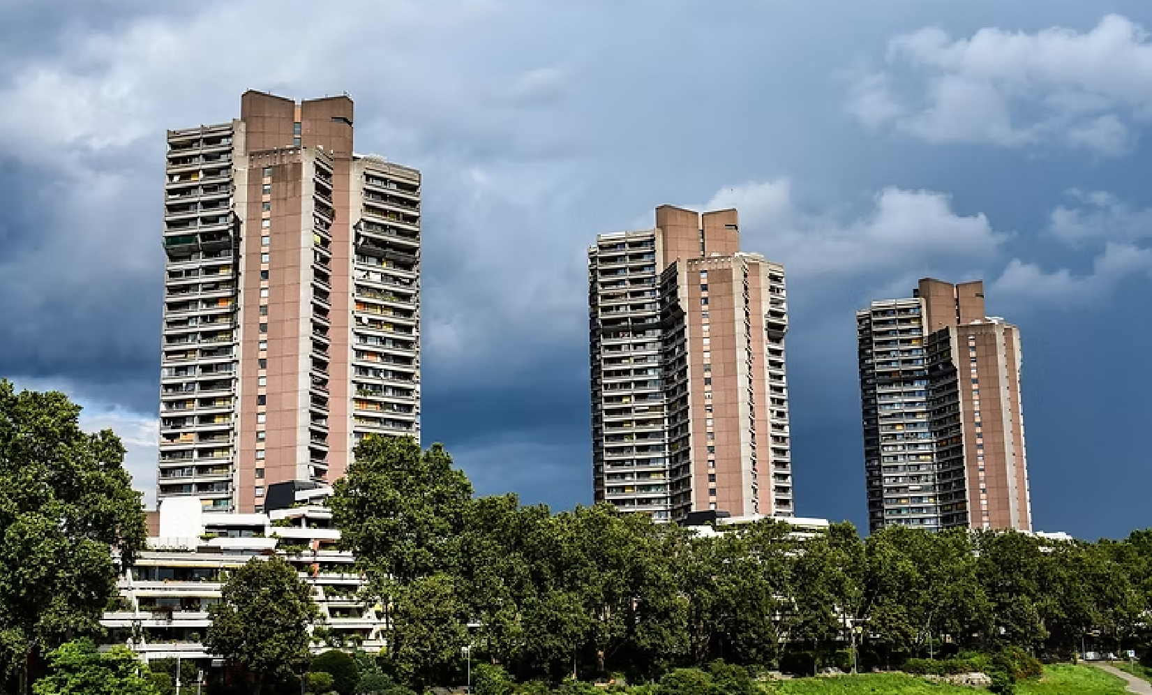 Drei Hochhäuser in Mannheim als Beispiel für Wohnungseigentümergemeinschaften
