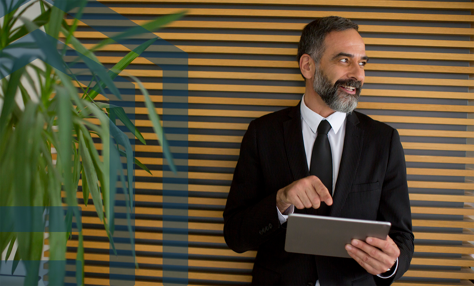 Immobilienmakler von Neuhauser Immobilien mit Tablet bei Kundenberatung