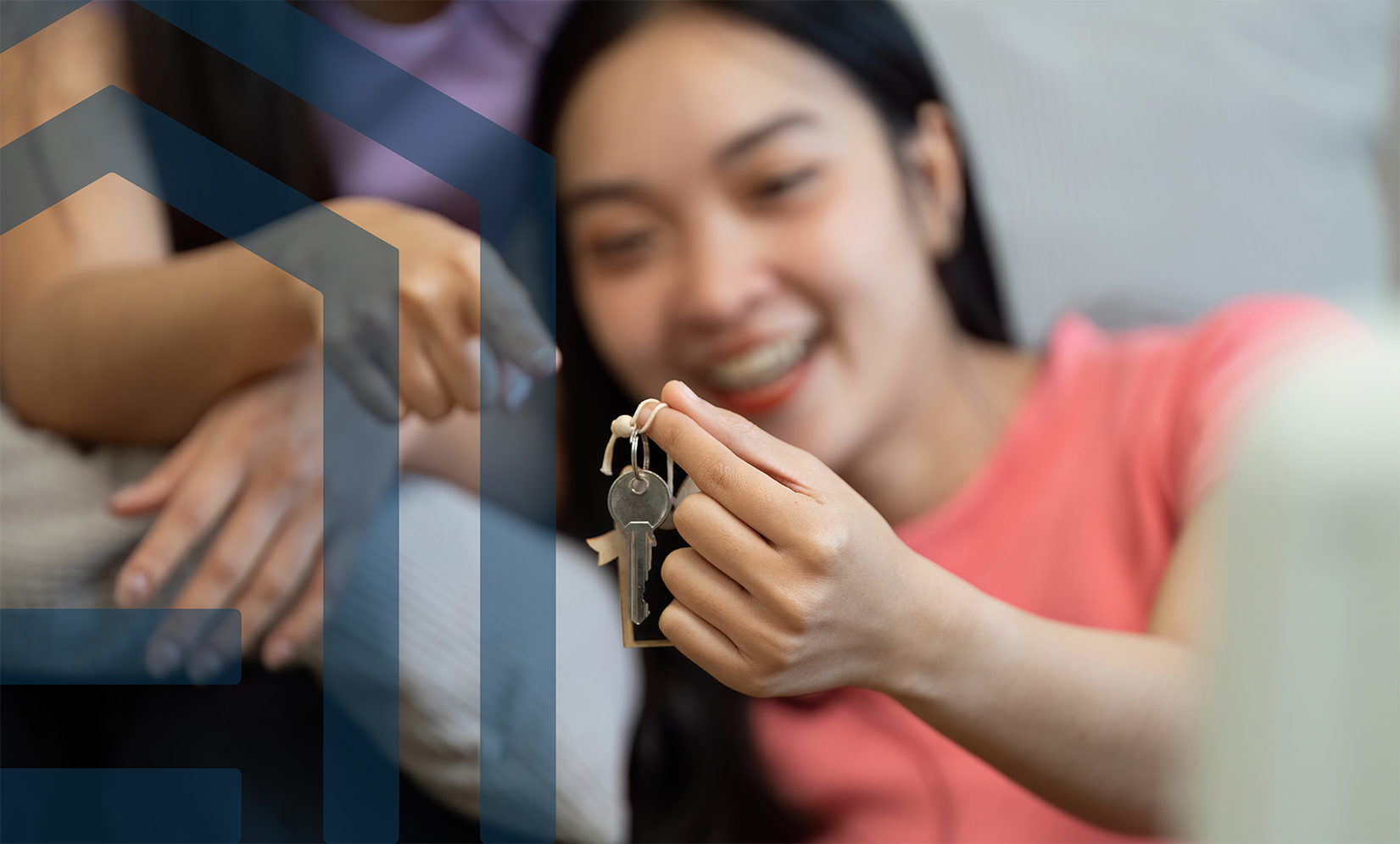 Fröhliche Frau hält Wohnungsschlüssel nach erfolgreichem Immobilienkauf